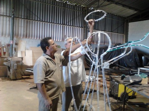 Luis e os ultimos retoques para iluminar o Anjo! 